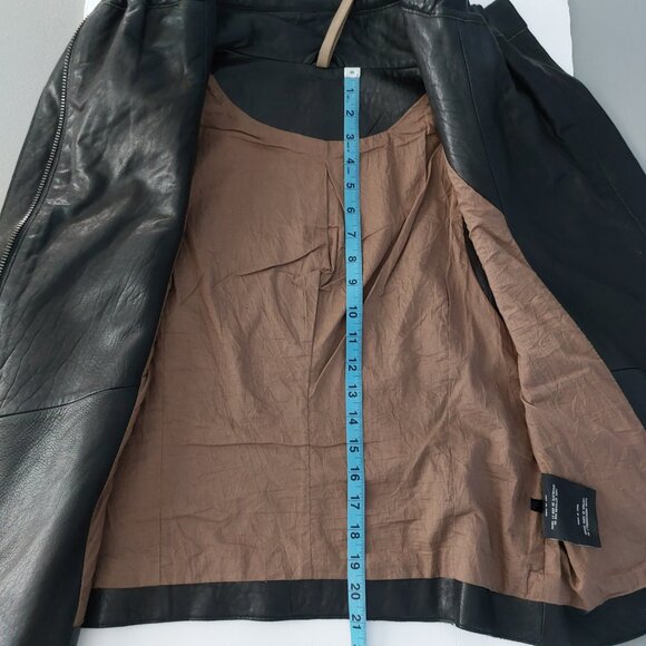 Andrew Marc Black Leather Vest Size Large Edgy Sophisticated Lined Pockets Biker - Picture 10 of 15